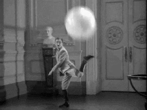 Chaplin jugado con el globo terráqueo en la película El Gran Dictador