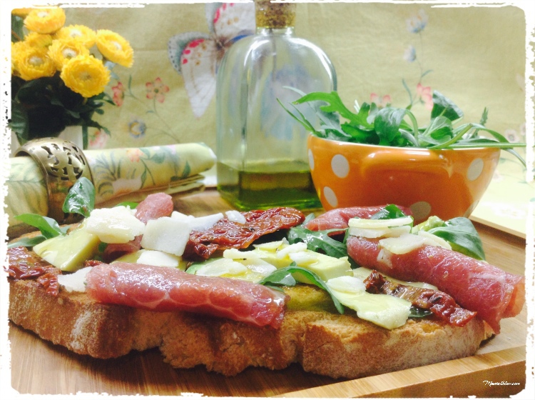 Tosta De Carpaccio De Ternera Con Aguacate, Tomates Secos Y Queso ...